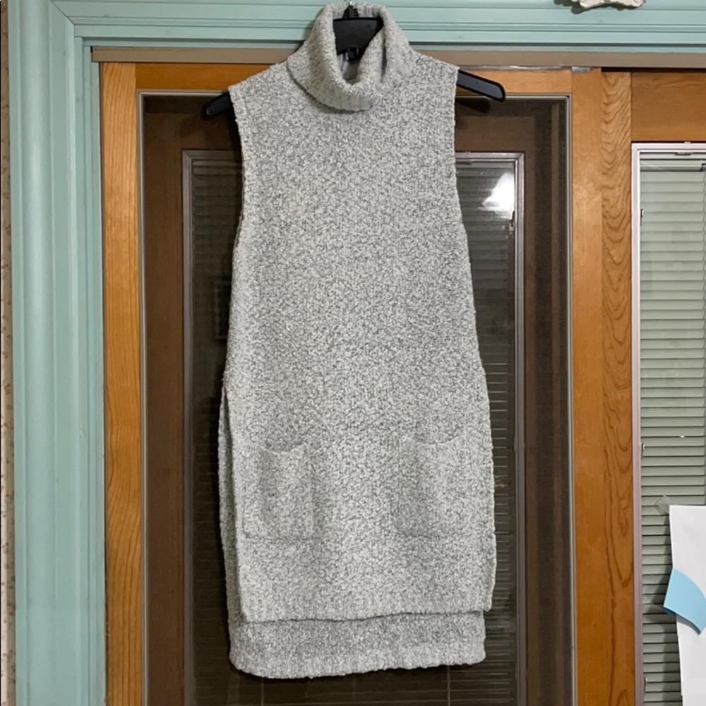 ALYA GRAY SLEEVELESS TURTLENECK TUNIC SWEATER